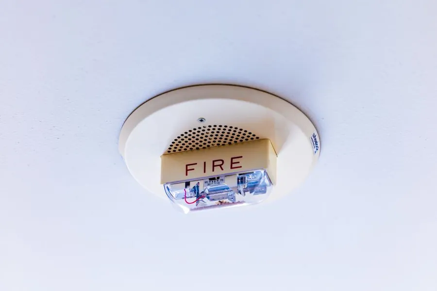 Ceiling-mounted smoke alarm forming part of a home fire escape plan