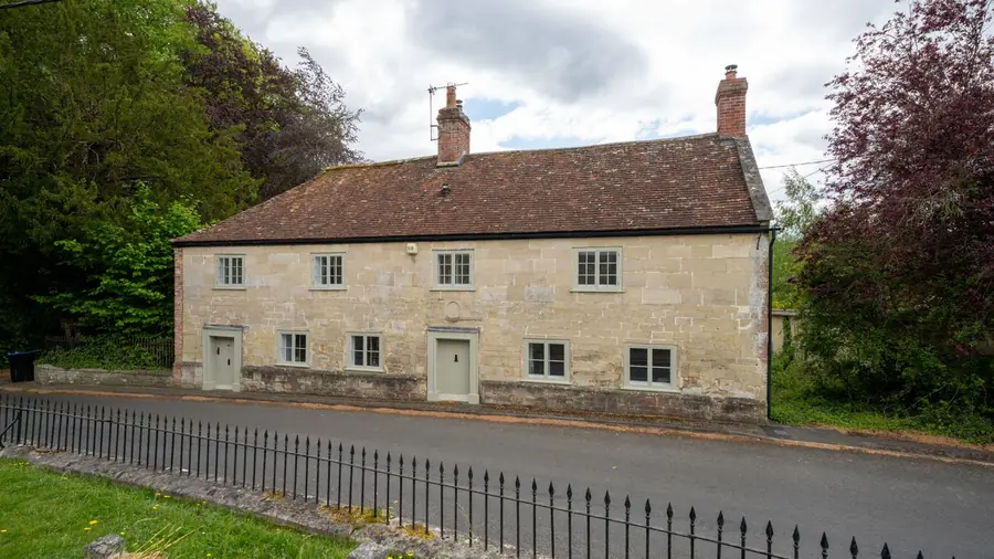 Rendered solid wall Devon cottage of the type where window making good needs lime rather than cement