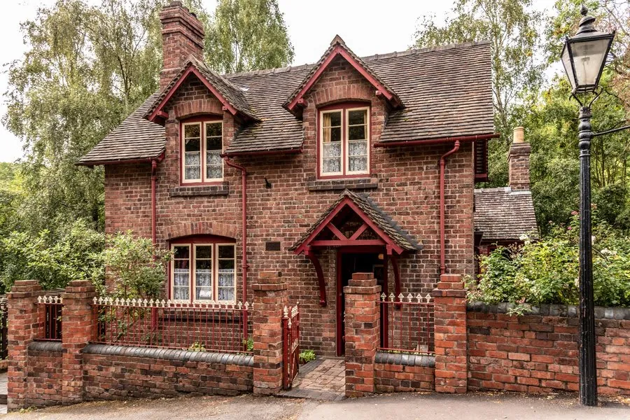 Replacing Windows In A Listed Building In Exeter: What You Can And Can't Do